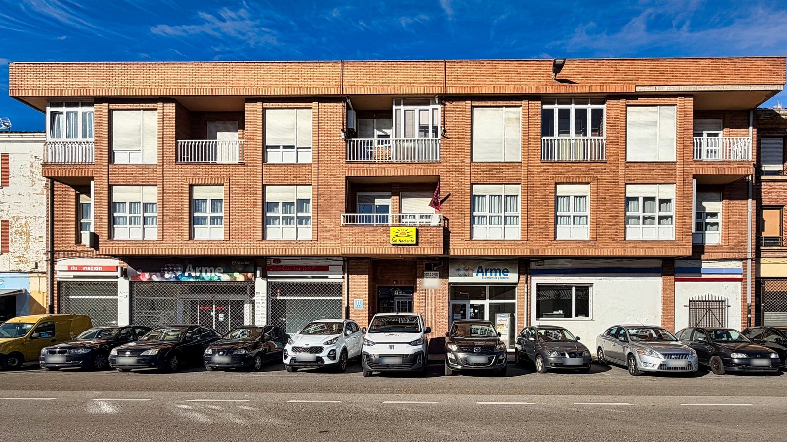 Fachada del Hostal Sol Naciente vista desde la calle